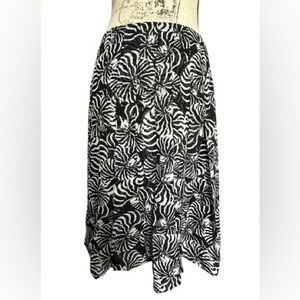 Leggiadro. 100%Silk Skirt Black & White print. Size 6. Made in Italy.